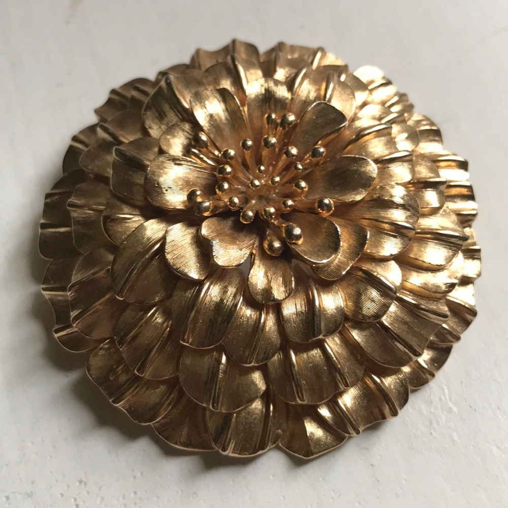 GOLD TONED BROOCH PIN